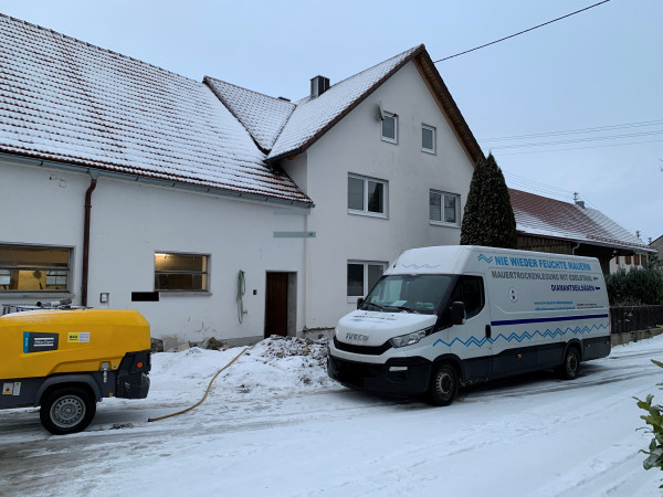 Auch in der kalten Jahreszeit legen wir Ihre Mauer trocken.